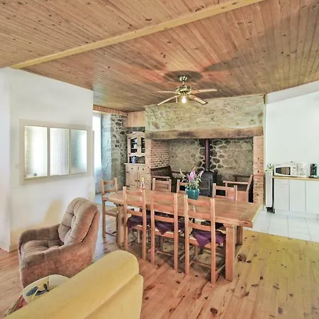 Holiday home Stunning In With Kitchen *